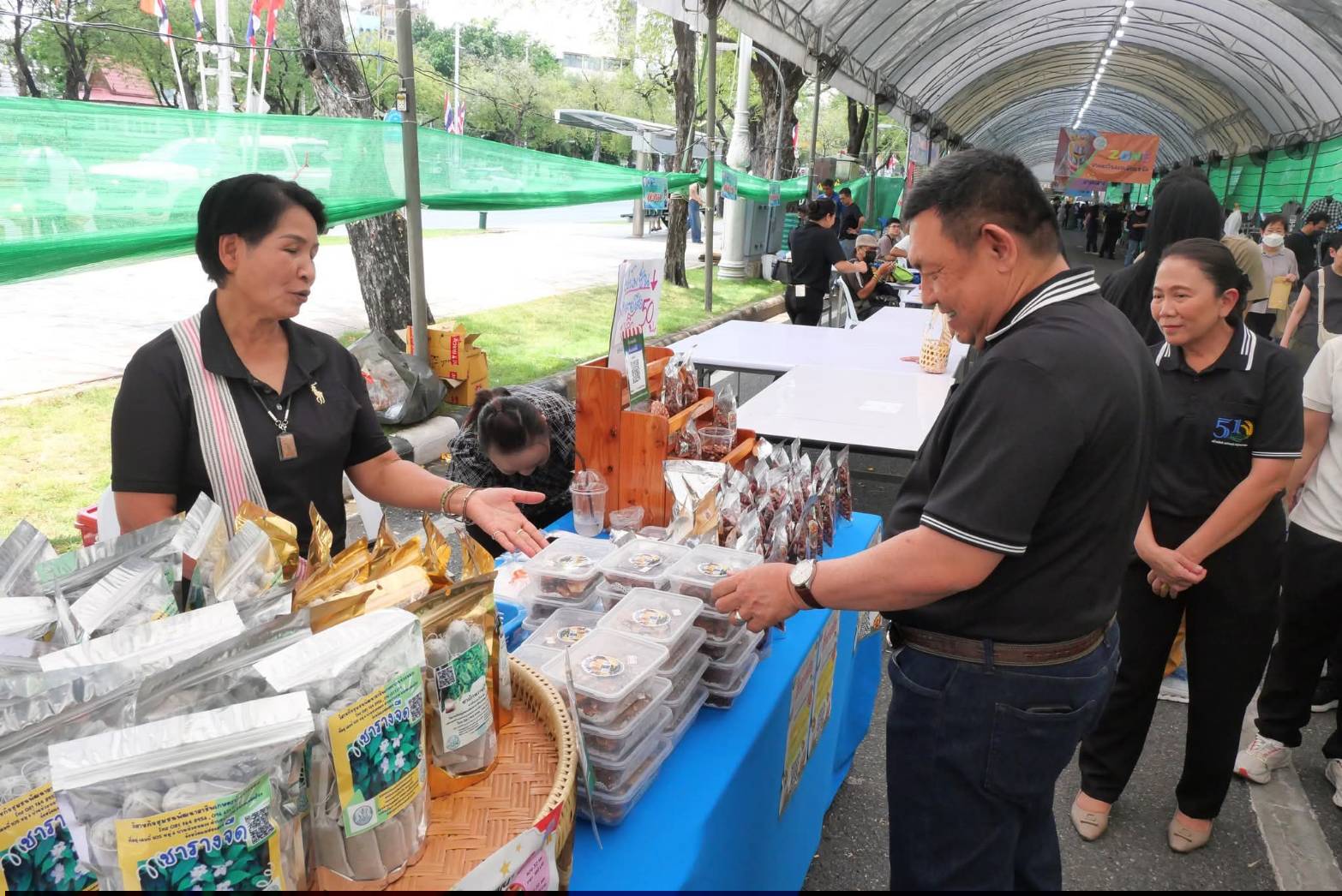 title - เลขาธิการ ส.ป.ก. เยี่ยมทักทายเกษตรกรและซื้อสินค้าในบรรยากาศวันสุดท้ายของการออกร้านขายสินค้า จากเขตปฏิรูปที่ดิน ส่งท้ายงานครบรอบ 51 ปี ส.ป.ก. ณ สำนักงานการปฏิรูปที่ดินเพื่อเกษตรกรรม